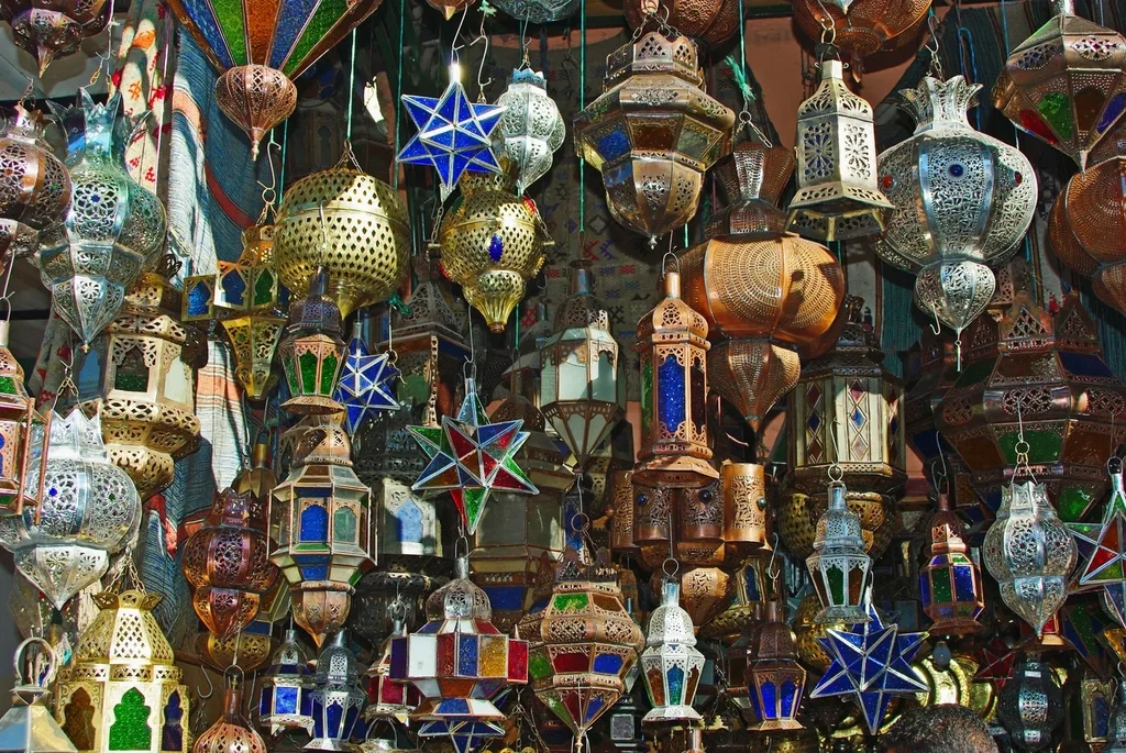 Vivaci bancarelle di artigianato nel souk durante un viaggio culturale in Marocco in autunno Vivaci bancarelle di artigianato nel souk durante un viaggio culturale in Marocco in autunno