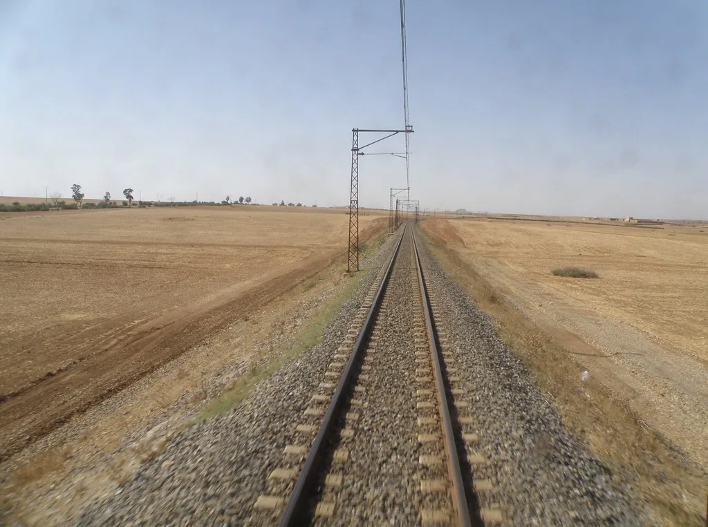 Train ONCF à la gare de Marrakech prêt pour les meilleures excursions en train Train ONCF à la gare de Marrakech prêt pour les meilleures excursions en train