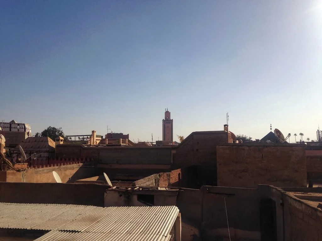 Guida locale esperta che conduce un tour a piedi durante i migliori tour privati in Marocco Guida locale esperta che conduce un tour a piedi durante i migliori tour privati in Marocco
